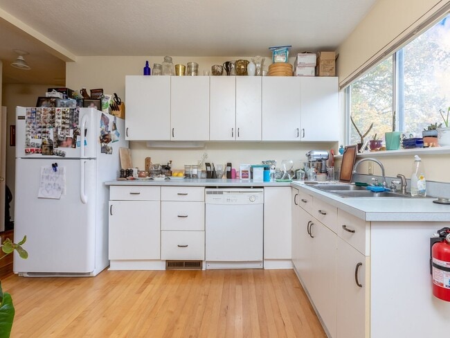 Building Photo - 4622-4628-4628 N Montana Ave Unit 4622 N Montana Ave.