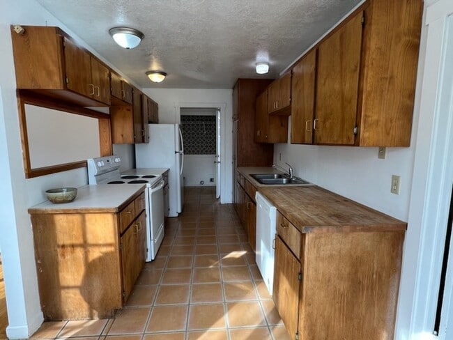 Photo - 3 bed/2.5 bath, carport, fenced back yard! Great location!