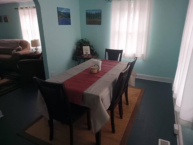 Photo - 305 Maywood Ave W