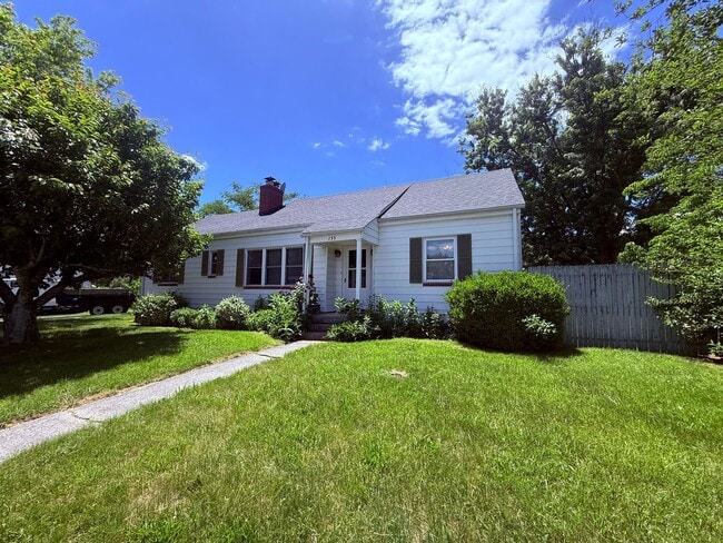 Building Photo - Pet Friendly 3 Bedroom, 2 Bath Home with Hardwood Floors
