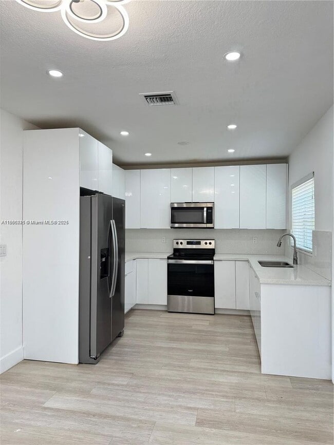 Building Photo - 693 NE 80th St Rental