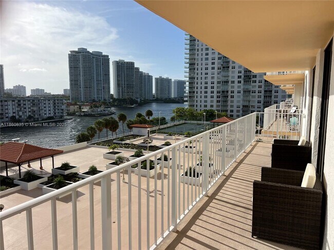 Photo - 290 174th St St Unit 702