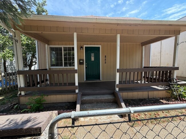 Building Photo - 3 Bedroom home in SE Roseburg