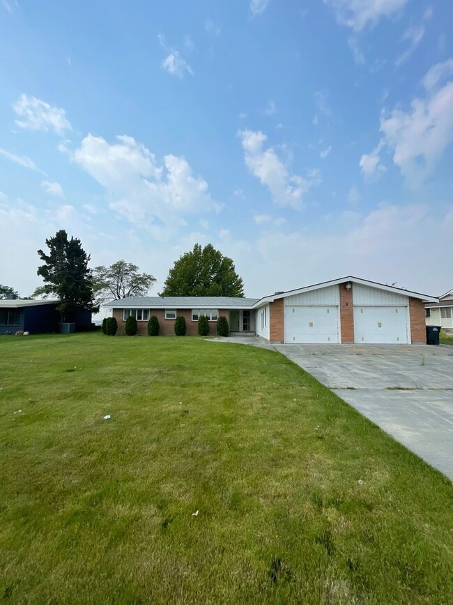 Building Photo - 302 N Crestview Dr