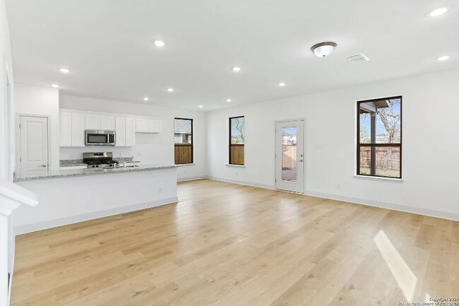 Photo - 401 W Commerce St