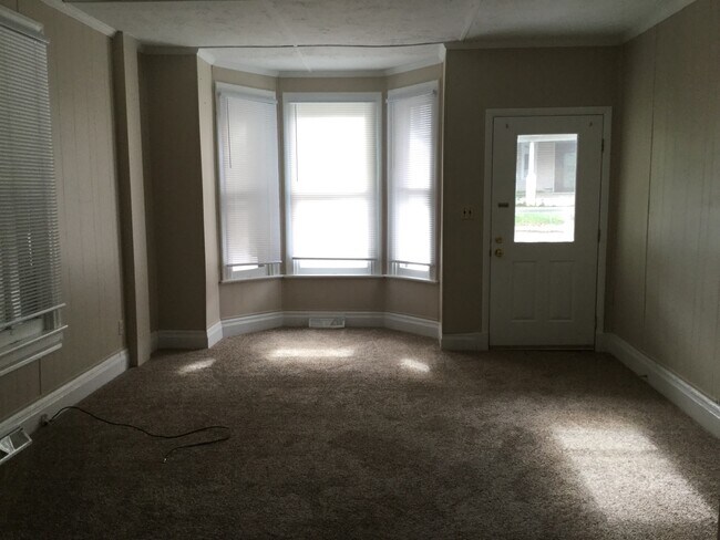 Photo - 3 Bedroom, 2 1/2  Bathroom half duplex, $1100 mo - Available December 19