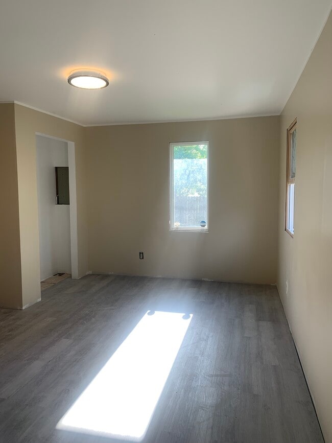 Photo - 2121 Mitchell St