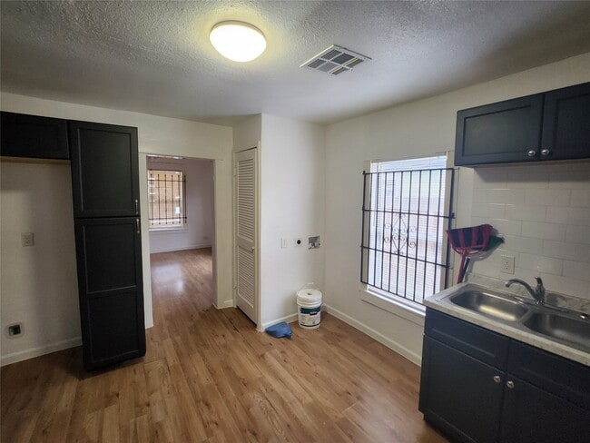 Photo - 3206 Anita St