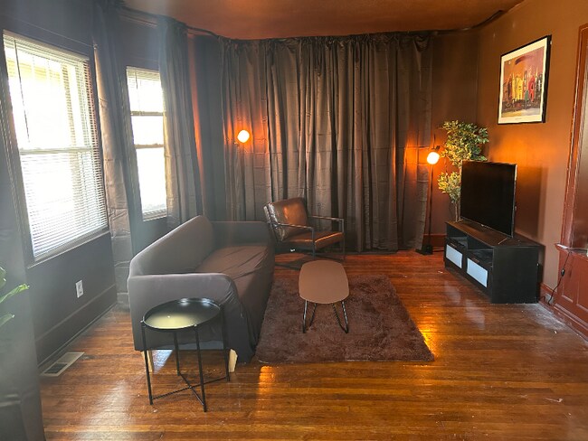 Photo - 875 Philip St