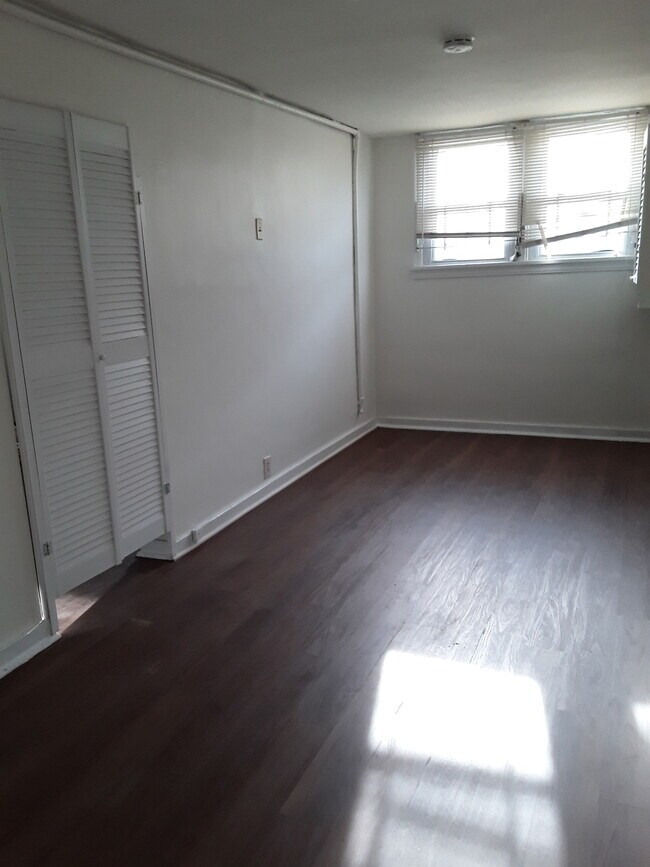 Roomy bedroom - 339 Semple St