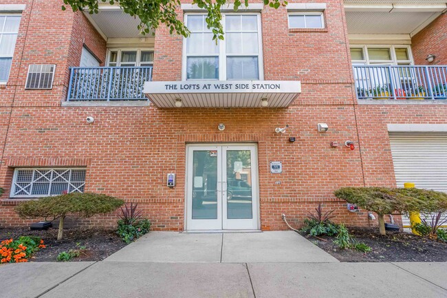 Building Photo - 55 Mallory Ave Unit 69