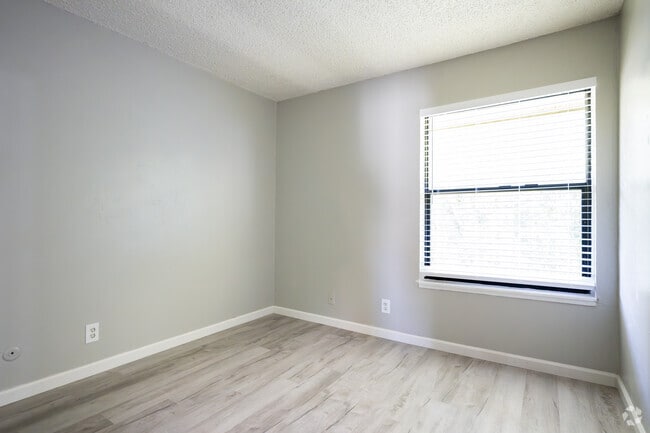 2 habitaciones, 1 baño - 715 pies cuadrados - Segundo dormitorio