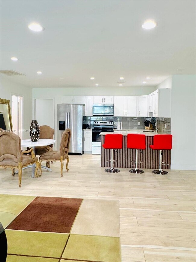 Building Photo - 120 NE 9th Ave Unit 120A