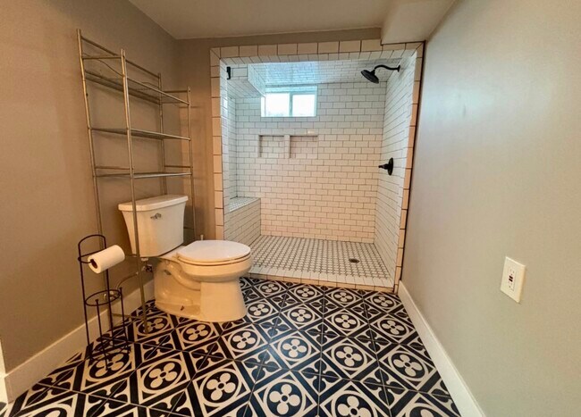 Photo - 552 E 250 N