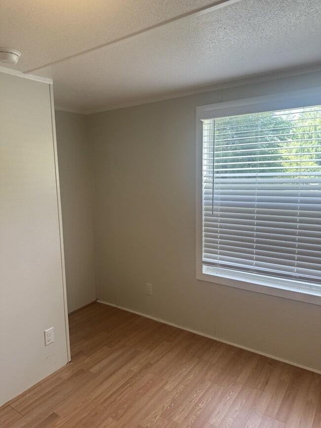 Photo - "Charming 2-Bed, 2-Bath Mobile Home in Hendersonville -206 Friendly Circle Awaits!"