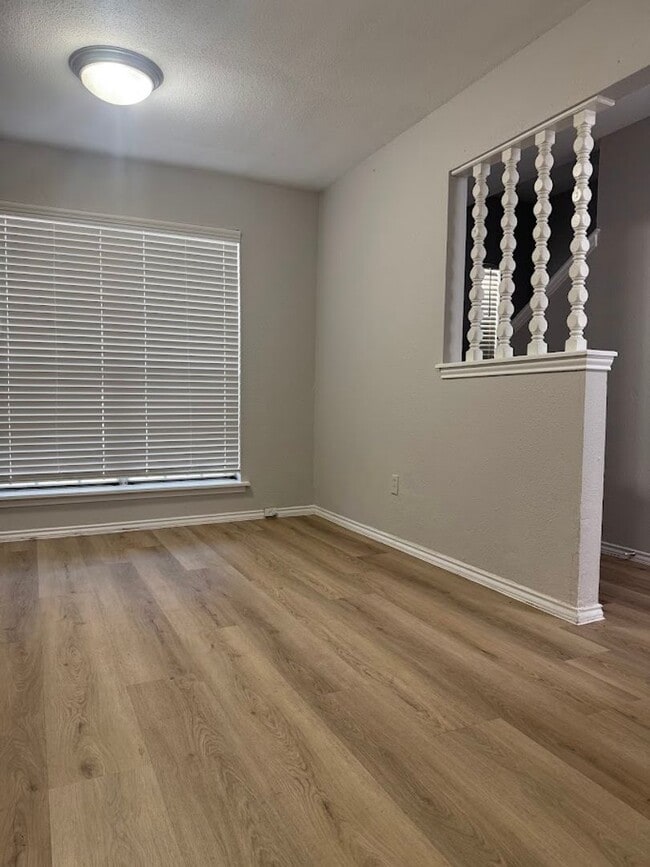 Photo - River Crossing - 2BD Townhome - Two Story - Near Downtown - Full Laundry - Small Yard - Reserved ...