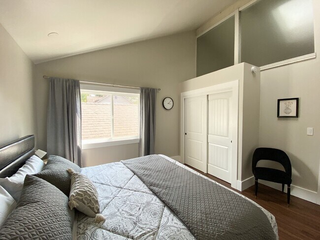 Photo - 207 W 28th St