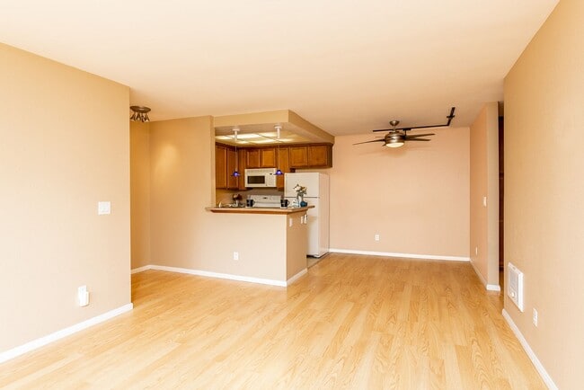 Adorable 1BR Upper Unit in the Arbor Hills... - Adorable 1BR Upper Condo Unit in the Arbor Hills... Unit #126