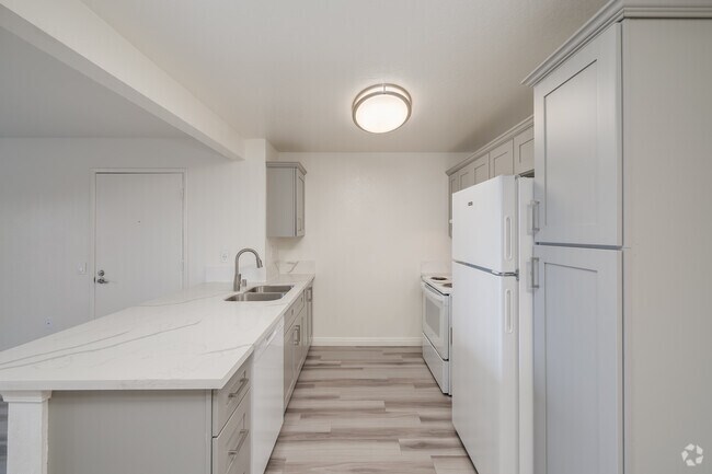 2BR, 2BA - 893SF - Kitchen