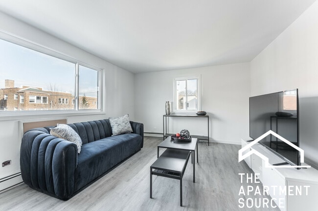 Building Photo - 7621 N Sheridan Rd Unit 2C Rental