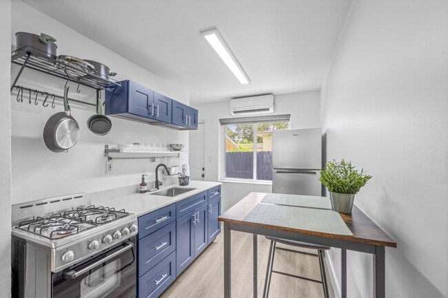 Photo - 2021 Plunkett St Unit 2015A