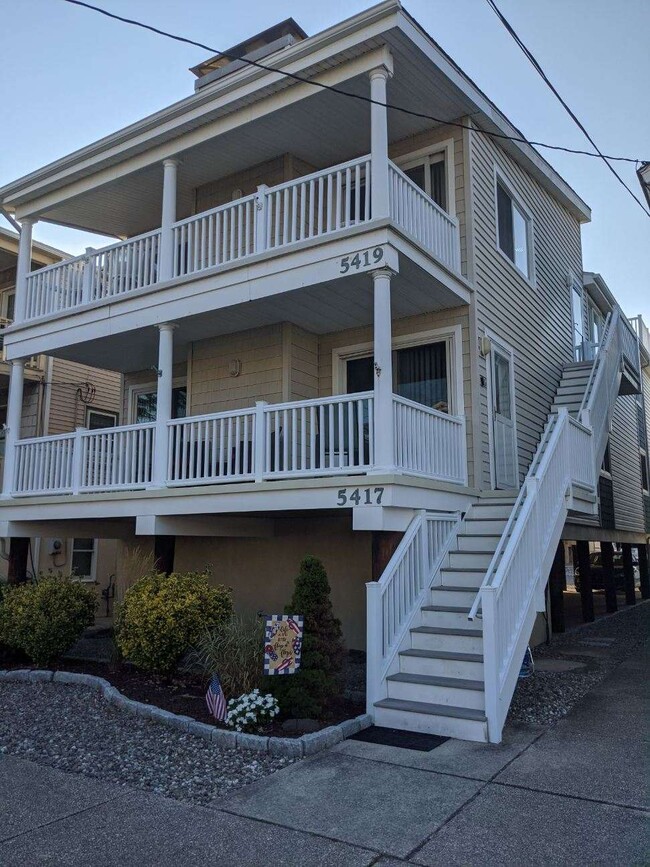 Building Photo - 5417 Asbury Ave Unit 1