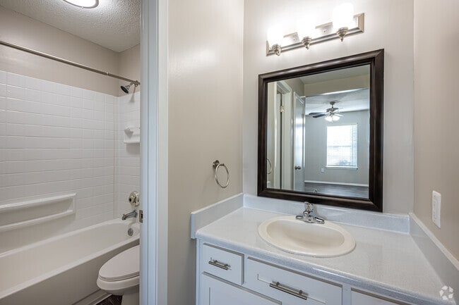 1BR, 1BA - 900SF - Bathroom