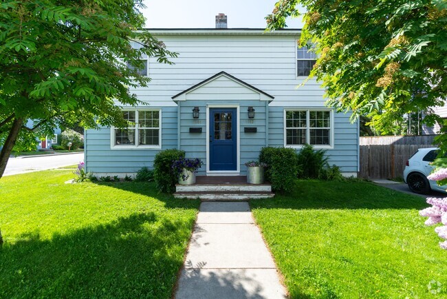 Building Photo - 1142 H St Rental