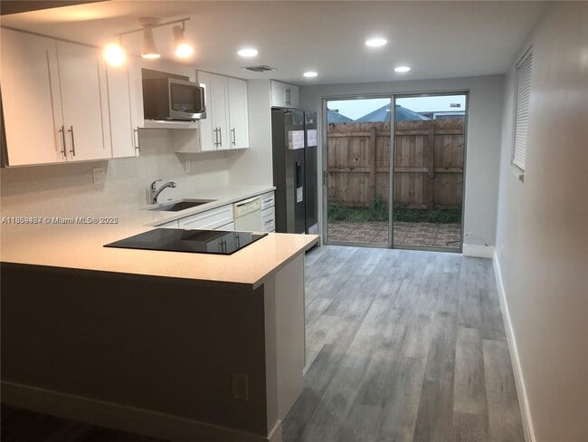 Building Photo - 312 SW 1st St Unit E-4 Rental