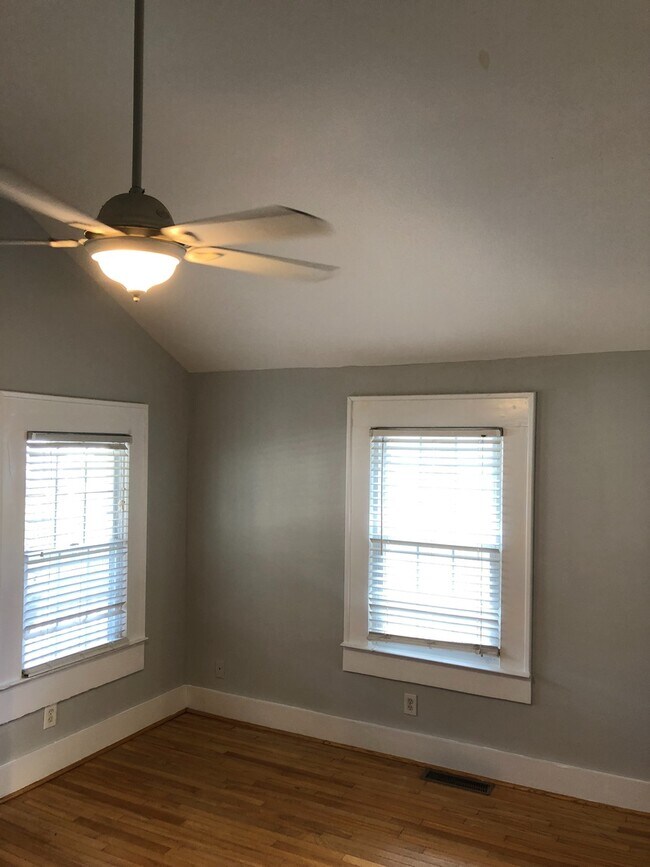 Photo - 2bd/2ba w/ Bonus Room & Large Backyard in ... House