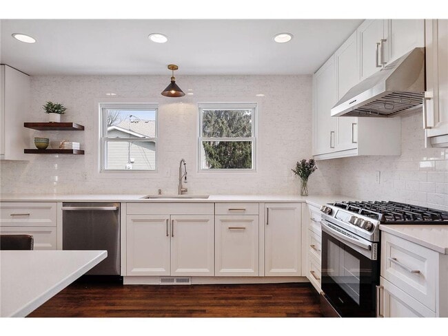 Building Photo - 314 12th Ave NE