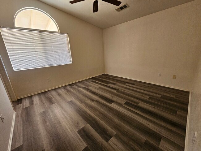 Photo - 655 Silverwood St