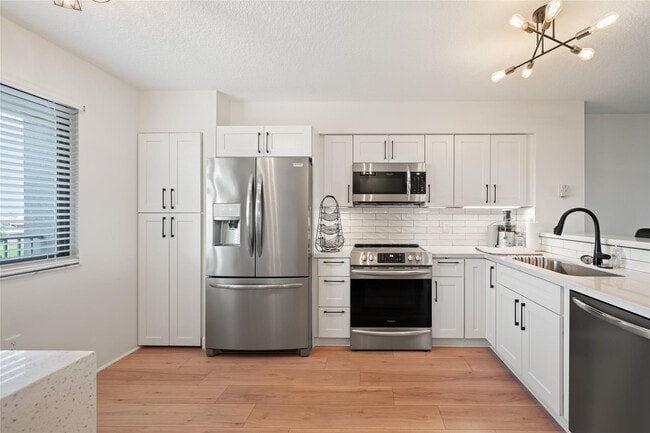 Building Photo - 2240 N Cypress Bend Dr Unit #802