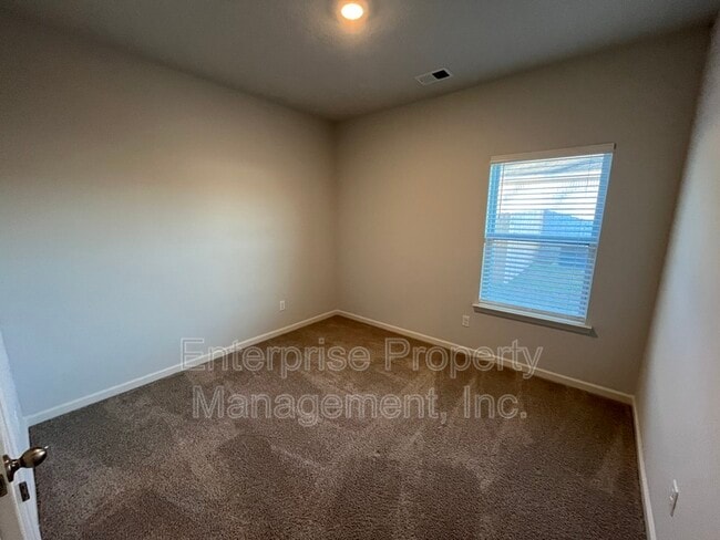 Photo - 365 Windemere Lp