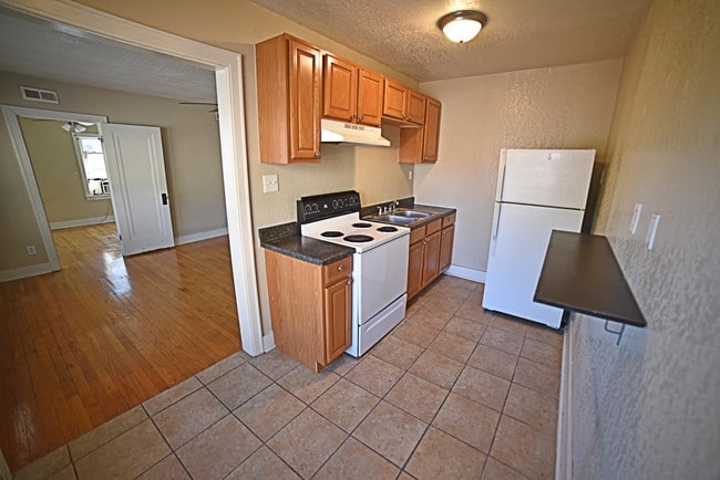 Photo - 902 E 39th ST