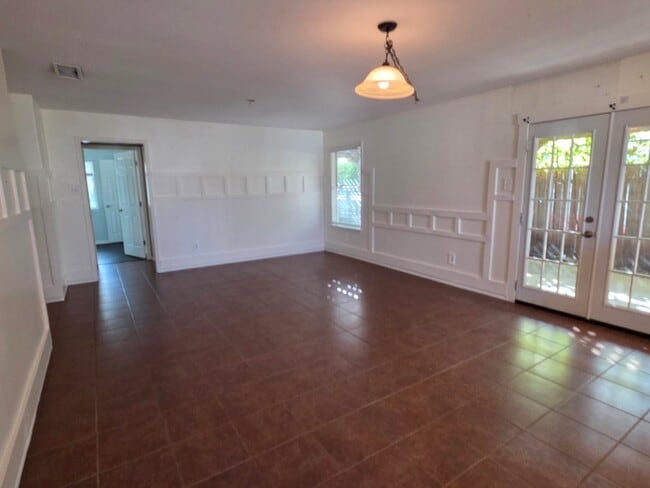 Photo - 121 Amelia Ct