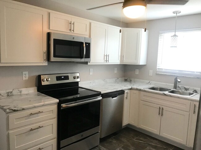 Building Photo - Pet Friendly Renovated One Bedroom Unit 3- 2359 Ridgecrest