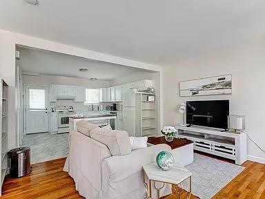 Building Photo - 27 Thames St