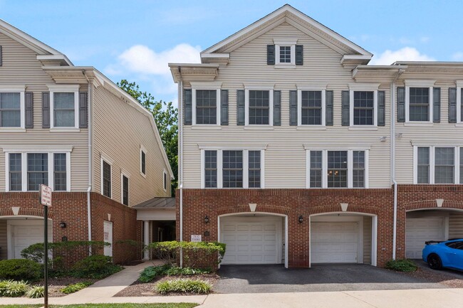 Building Photo - Elegant Townhome in Sought-After Groveton Woods