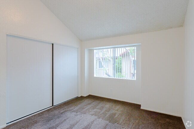 2BR, 1BA - 850 SF