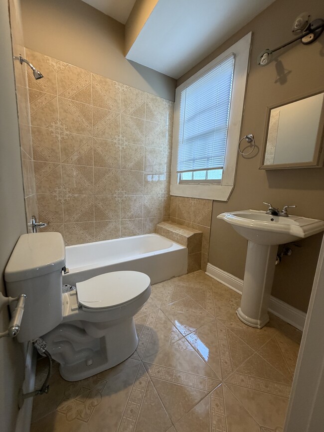 Bathroom1 - 1910 Esplanade Ave Unit 1910 A