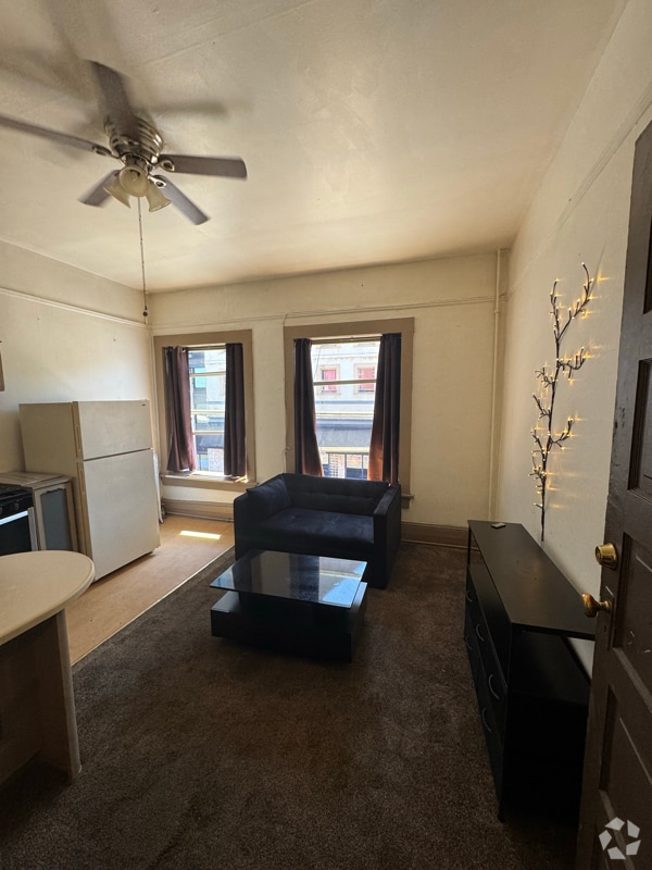 Building Photo - 1717 W Burnside St Rental