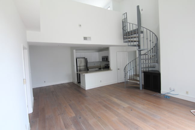 Photo - 884 Palm Ave Unidad 303