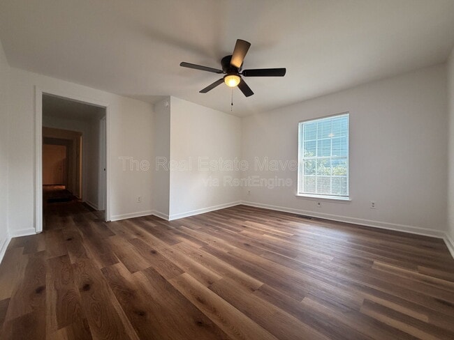 Building Photo - 1080 E Elmwood Dr
