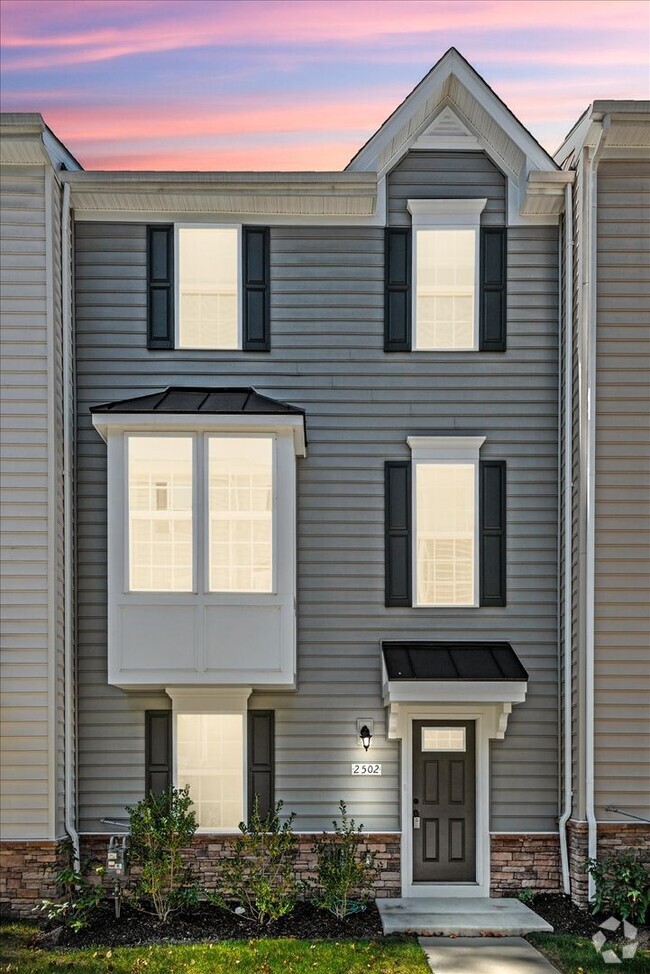 Building Photo - Beautiful 3-Bedroom Townhome close to Down...