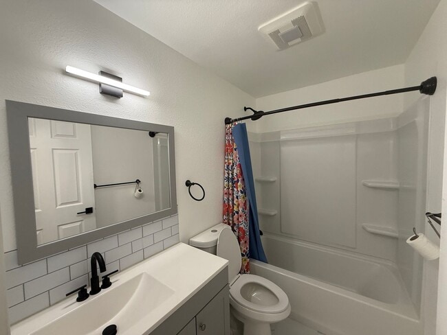 Photo - Beautifully Renovated 2 Bed/1.5 bath Condo Edmonds, WA. $2495/mo. Unidad B4