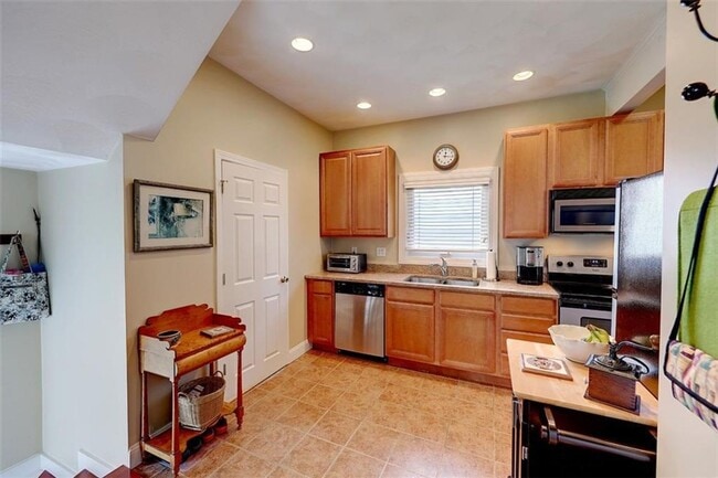 Photo - Providence/Elmhurst – Gorgeous Single Fami...