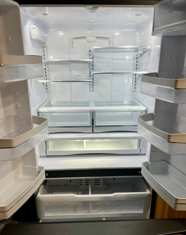 Fridge - 215 SW Skyline Dr