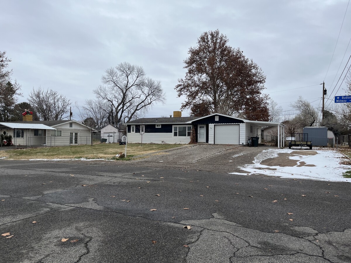 Photo - 662 Budlong St