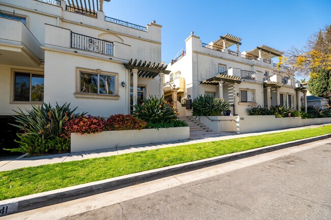 Para ver llame a Bella (310)498-6575 - 841 Westmount Dr Unidad 102